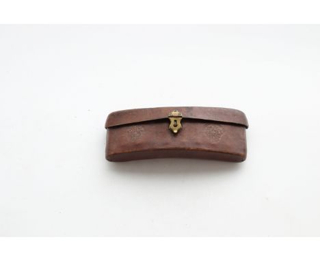 19th French cartridge beltSizes: L =190mm H =65mmWeight (K): 0,2kgCondition: At first glance: patina, normal wear