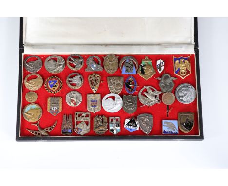 large batch of miscellaneous insigniaSizes: DiversWeight (K): 0,85kgCondition: At first glance: patina, normal wear