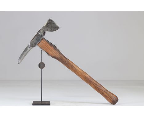 German ax 14-18Sizes: L. totale= 490mm L Lame= 260mm l lame= 65mmWeight (K): 1kgCondition: At first glance: patina, normal we