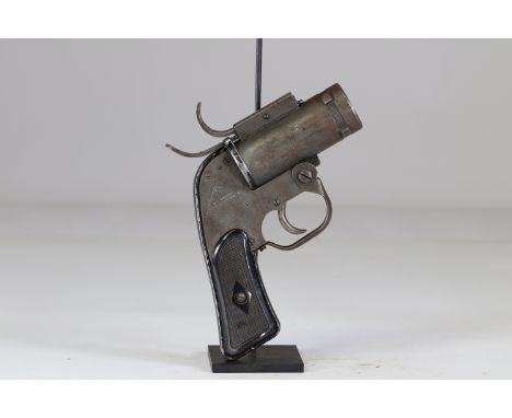 WWII US Signal GunSizes: L. totale= 200 mm H = 200mmWeight (K): 0,95kgCondition: At first glance: patina, normal wear
