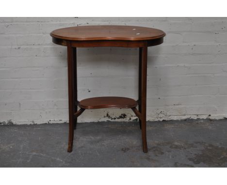 Edwardian mahogany occasional table, kidney shape, top with moulded edge, boxwood and ebony stringing, plain frieze, splayed 