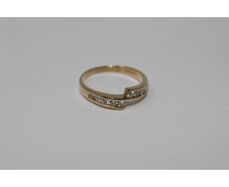 An 18ct gold 10 stone diamond ring, size O