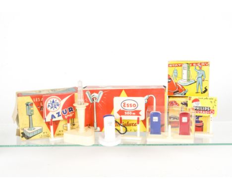 Minialuxe Plastic Accessories, Pump Attendant & Petrol Pump, Traffic Officer & Stand, Traffic Light, Clock, Petrol Pumps, in 