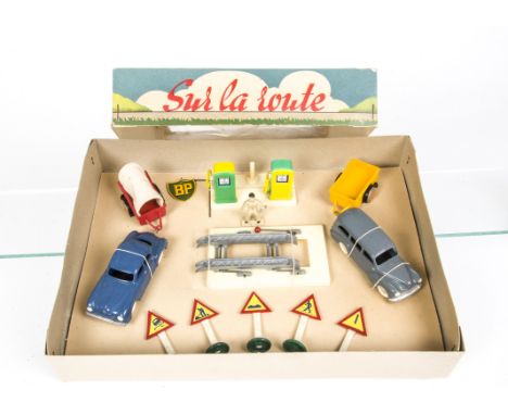 French Plastic 'Sur la Route' Gift Set, comprising Minialuxe style Peugeot Commerciale 203, Renault Fregate, covered and open