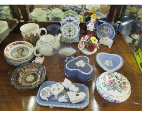 Twentieth century ornaments to include Wedgwood Jasperware trinket dishes, two commemorative coin dishes, Delft items and an 