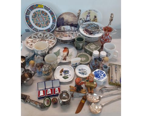 Mixed 20th century ornaments to include pictorial plates and a Spode Lindisfarne plate, Wedgwood green Jasperware, Goebel fig