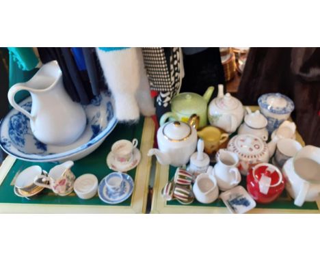 Mixed teapots to include a Royal Doulton 'Bell Heather' teapot, a modern Spode Italian storage jar with lid, a blue and white