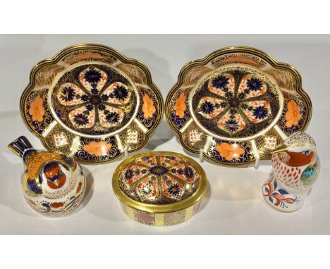 A Royal Crown Derby Old Imari 1128 pattern pill box and cover, gold band, 5cm high overall; a pair of Imari pattern lobed tri