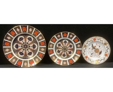 A Royal Crown Derby 1128 pattern dinner plate (second); a Royal Crown Derby 1128 pattern plate (second); a Royal Crown Derby 