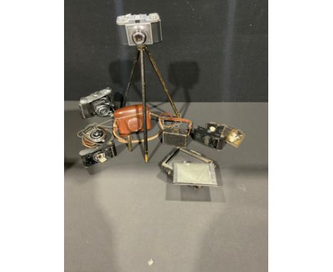 Cameras - H Ernemann German folding bellow camera, Detectiv Aplant, F80 mm lens, no 211725;  others Derval Contessa, Eastman 