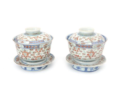  Two Chinese porcelain cups with lids on stand, with polychrome floral decor, marked Kangxi but 20th century. Diameter voet 1