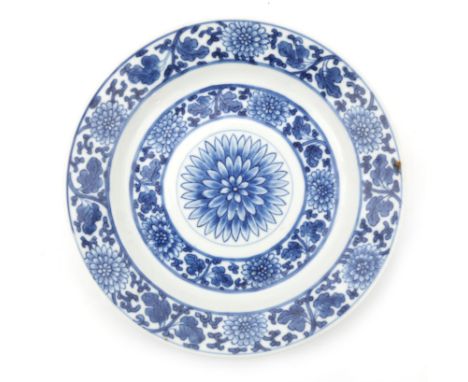  A Chinese blue-white porcelain plate with floral decoration and stylized lotusflower, Kangxi-period. Diam. 20.5 cm