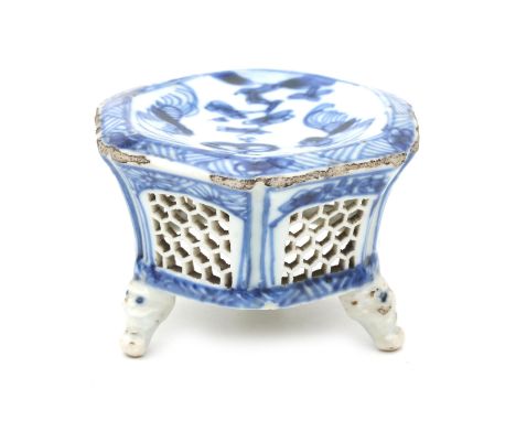  A Chinese blue and white porcelain salt sellar with six pierced honeycomb sides standing on three animal-mask feet, Kangxi-p