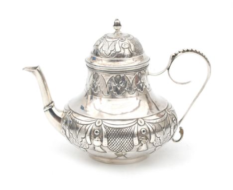  A Dutch silver teapot. Maker's mark Pieter Ebbekin II. Hallmarked Haarlem. Year letter (D) 1738. Weight: 252 grams. Hoogte 1