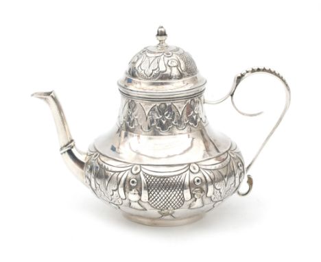  A Dutch silver teapot. Maker's mark Pieter Ebbekin II. Hallmarked Haarlem. Year letter (D) 1738. Weight: 252 grams. Hoogte 1