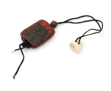  A two case amber inro, with a finely carved Samurai. With tooth shaped netsuke. Late Meiji (1868-1912). Hoogte 6 cm.