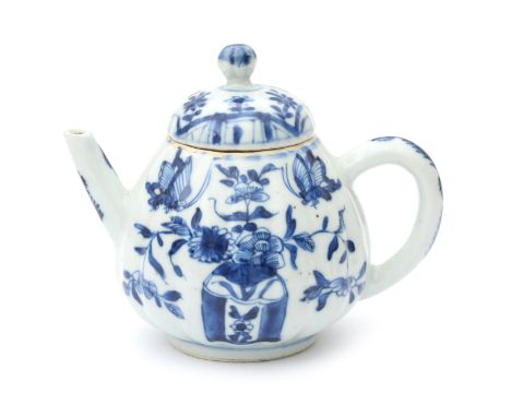  A Chinese blue and white lobed teapot, decorated with birds and flowers. 18th century. Hoogte 12 cm.