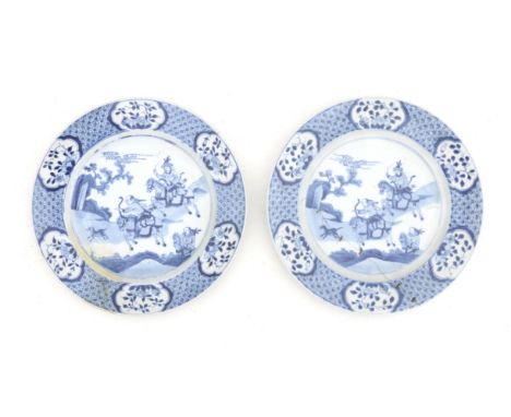  Two Chinese blue-white porcelain plates with huntingscenes, Kangxi-period. (old restaurations to both) Diam. 28 cm