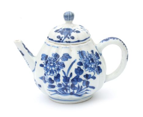  A Chinese blue and white lobed teapot, decorated with flowers on the body and cover. 18th century. Hoogte 10,5 cm.