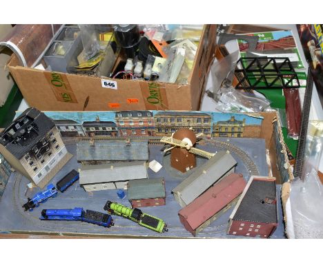 A QUANTITY OF N GAUGE MODEL RAILWAY ITEMS, to include baseboard with oval of track, width approximately 53cm x depth 25cm in 