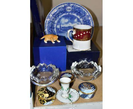 A SMALL GROUP OF CERAMICS AND GLASS, comprising two miniature Herend trinkets (vase, height 6cm and dish, diameter 8cm), boxe