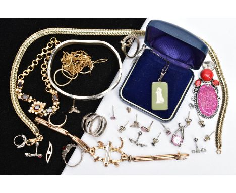 A BAG OF ASSORTED JEWELLERY, to include four white metal rings, each stamped '925', a wavy white metal hinged bangle stamped 