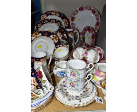 A GROUP OF ROYAL ALBERT TEA AND DINNERWARE, ASSORTED PATTERNS AND ODDMENTS, etc including 'Old English Rose' part tea and din