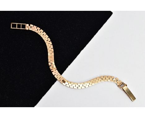 A 9CT GOLD FLAT LINK BRACELET, brick link design, fitted with a fold over clasp, hallmarked 9ct gold London, length 185mm, ap