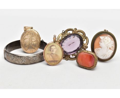 A SELECTION OF JEWELLERY, to include a yellow metal oval locket, engraved with a foliate design, a yellow metal double photo 