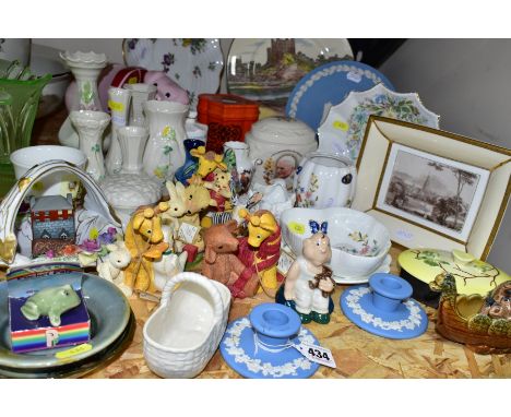 A GROUP OF CERAMIC PLATES, GIFTWARES, ORNAMENTS, ETC, to include Royal Doulton 'Old Bear and Friends' by Jane Hissey resin or