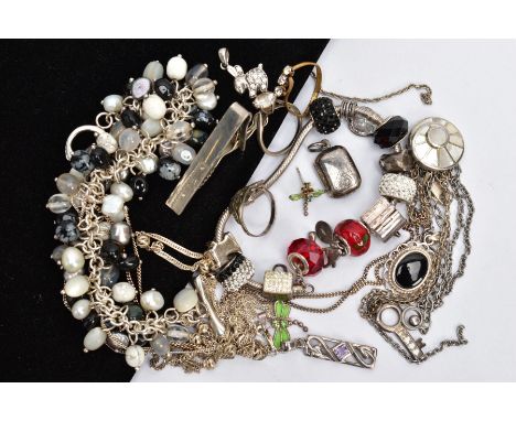 A BAG OF ASSORTED JEWELLERY, to include a white metal rabbit pendant set with colourless paste, fitted with a tapered bail st