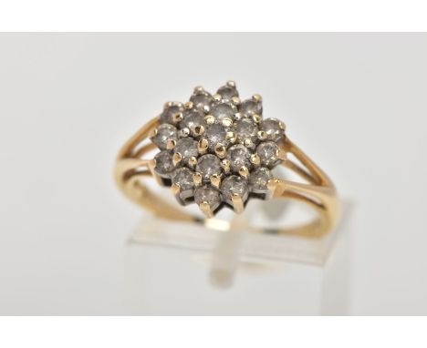 AN 18CT GOLD DIAMOND CLUSTER RING, designed with claw set, round brilliant cut diamonds, stamped diamond weight 1.00cts, bifu