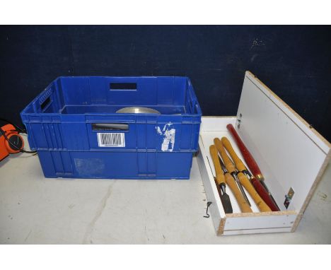 A VINTAGE DESOUTER BROS TYPE 0 AIR DRIVEN DIE GRINDER IN CASE with pipe and bits along with a tray of wood turning chisels, a