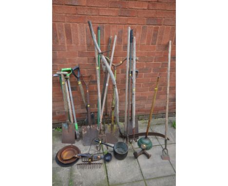 A COLLECTION OF GARDEN TOOLS to include forks, spades, hoe etc together with a small quantity of metalware (15+)