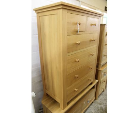 A good modern light oak chest of drawers.