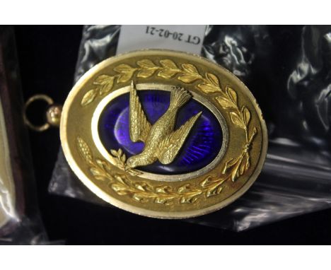 A 9ct gold and enamel Masonic pendant (29 grams).