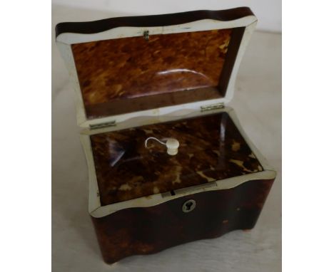 Early 19th C tortoiseshell tea caddy, with hinged lid and lift out inner cover, with turned ivory finials (13cm x 8.5cm x 10c