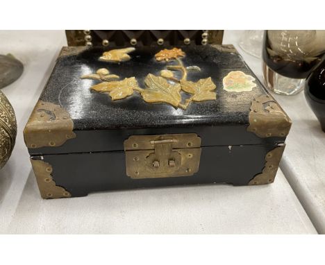 A CHINESE LACQUER JEWELLERY BOX WITH APPLIED SOAPSTONE WITH BRASS CORNER FITTINGS AND A CENTRAL HATCH