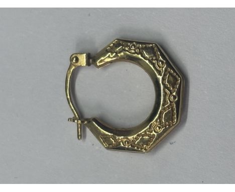 A MARKED 9 CARAT YELLOW GOLD PATTERNED HOOP EARRING