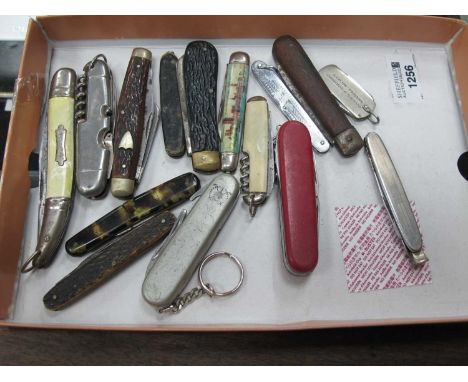 Pocket Knives - Rodgers, Turner, and other stag scales, advertising, etc (15). [485025]