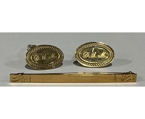 A pair of 9ct gold cuff links, marked 375, 3.3g; a 9ct gold tie pin, marked 375, 1.8g (3)