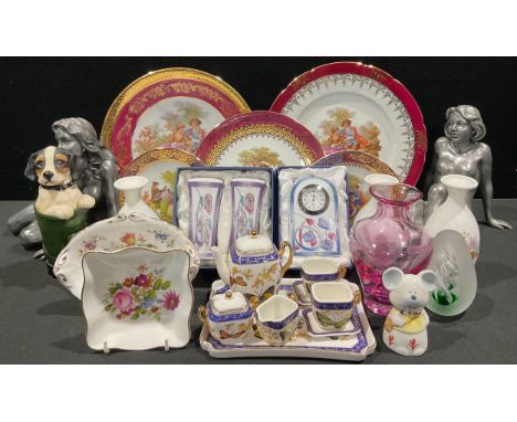 A pair of resin pewter effect figures, reclining female nudes, 18cm and 19cm high; a pair of Wedgwood Clementine pattern posy