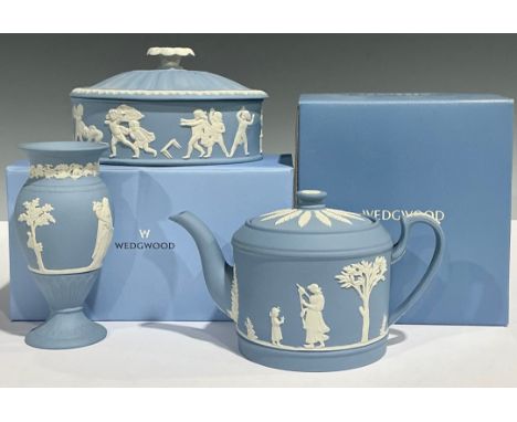 A Wedgwood Jasperware Brewster Teapot, The 1999 Event Piece, limited edition 114/250, 11cm, signed in gold, certificate, boxe