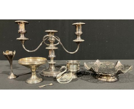 A silver pedestal bon bon dish, 9.5cm high, Birmingham 1972; a silver mounted glass swan shaped salt and spoon, marked 925; a