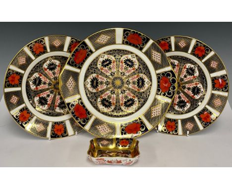 A Royal Crown Derby Imari 1128 pattern sandwich plate, 25cm wide, printed mark in red; a pair of 1128 pattern side plates, 22