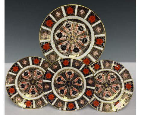 A Royal Crown Derby Imari 1128 pattern side plate, 21.5cm, first quality, printed mark; a set of three 1128 pattern tea plate