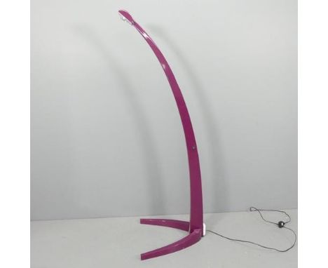 A contemporary arc LED floor lamp in working order. Height 172.5cm. 