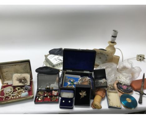 A quantity of mixed costume jewellery and vintage small clutch bags. Two small compacts. Also, one alabaster clock and matchi