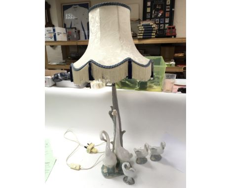 A Nao by Lladro lamp with ceramic geese to the base. Accompanied by three other small Nao by Lladro geese ornaments. The heig
