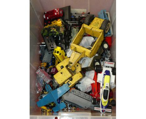 One box of mixed tinplate &amp; diecast miniatures to include a Tonka Scraper, a Burago Williams FW08 F1 race car, etc (a/f)